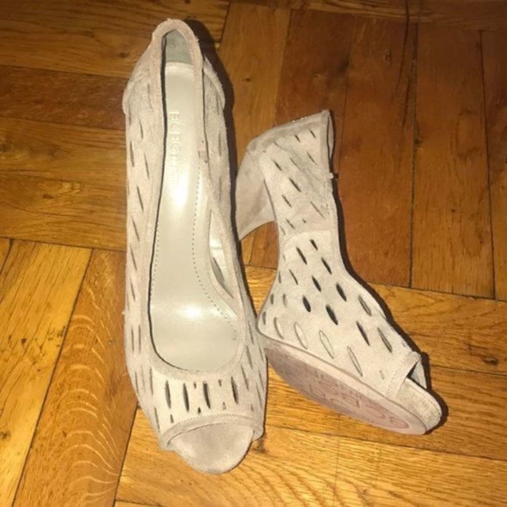 BCBG Darcee Suede Peep Toe shoe size 9 - Picture 1 of 4